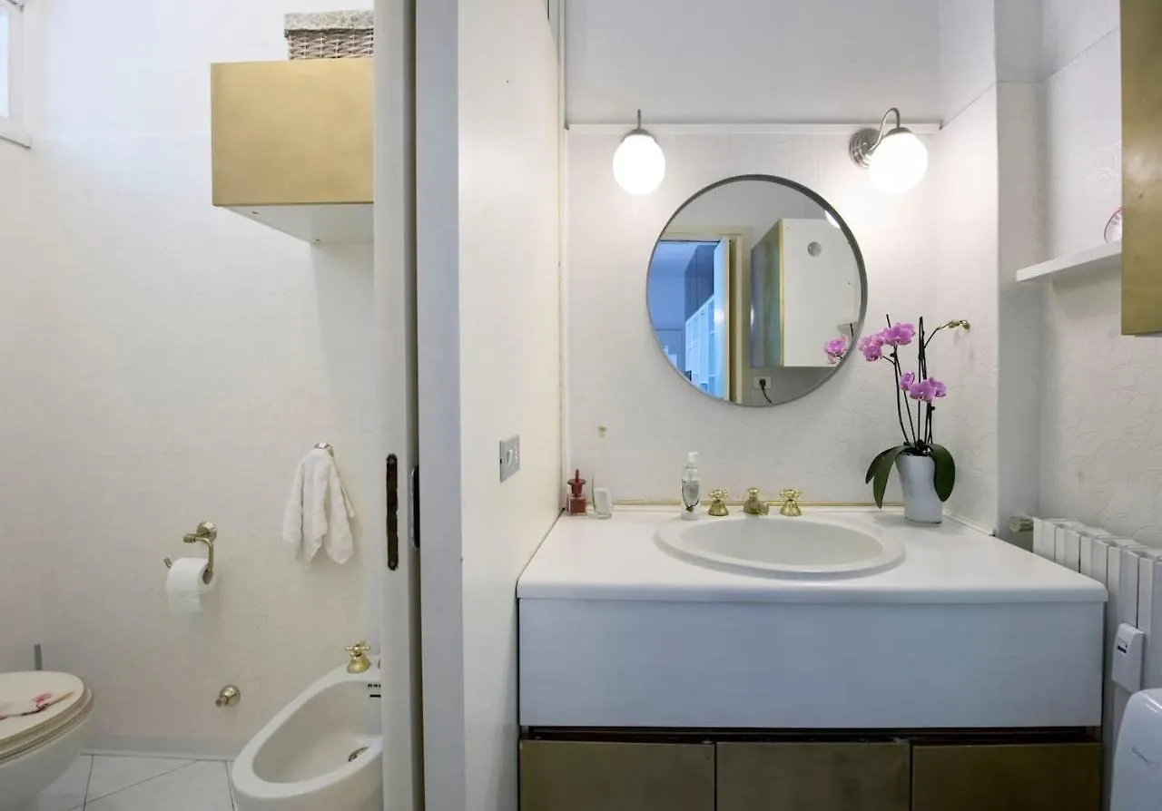 Stunning 1-Bed Apartment In Milano Italy